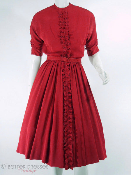 Robe rayonne rouge à volants sur le devant des années 40